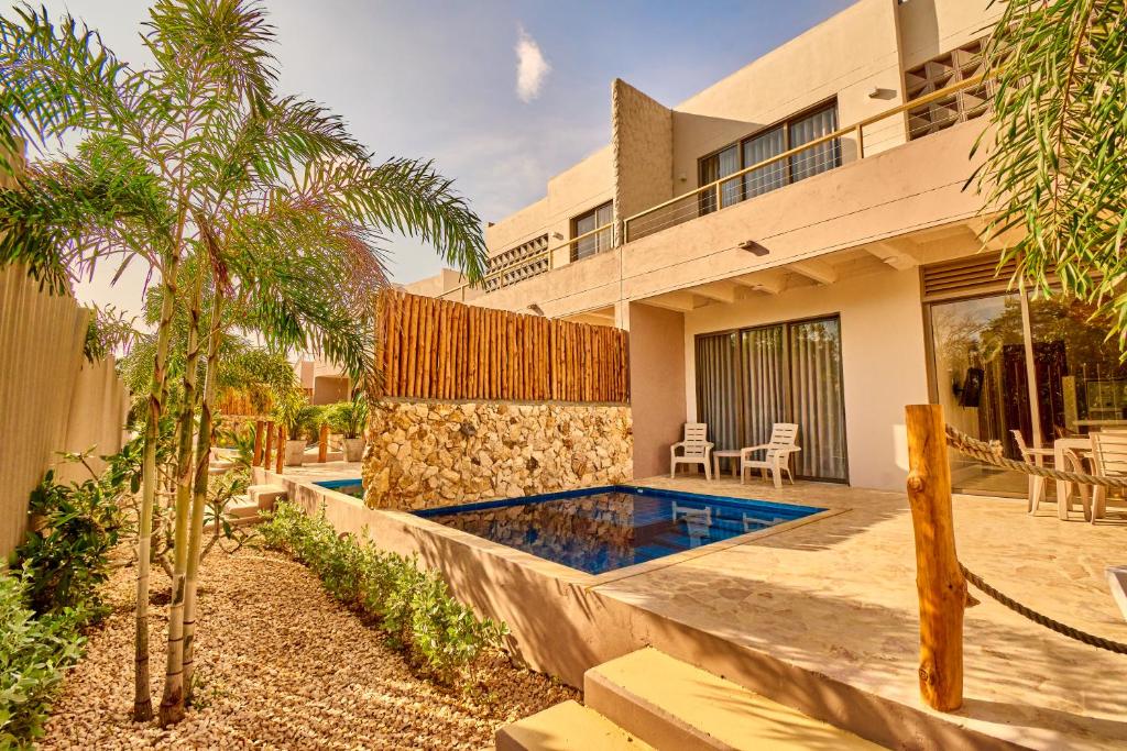 uma villa com piscina em frente a uma casa em ILUKA VILLAS em Coveñas