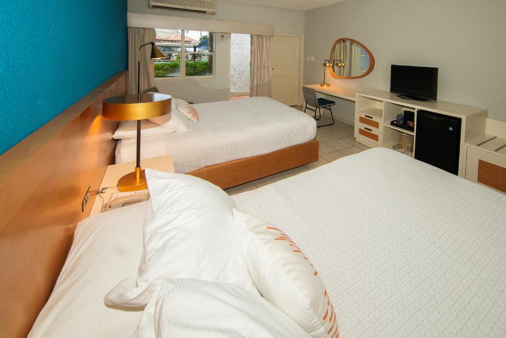 Postel nebo postele na pokoji v ubytování Rincon of the Seas Grand Caribbean Hotel