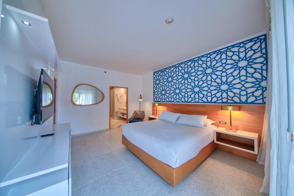 Postel nebo postele na pokoji v ubytování Rincon of the Seas Grand Caribbean Hotel