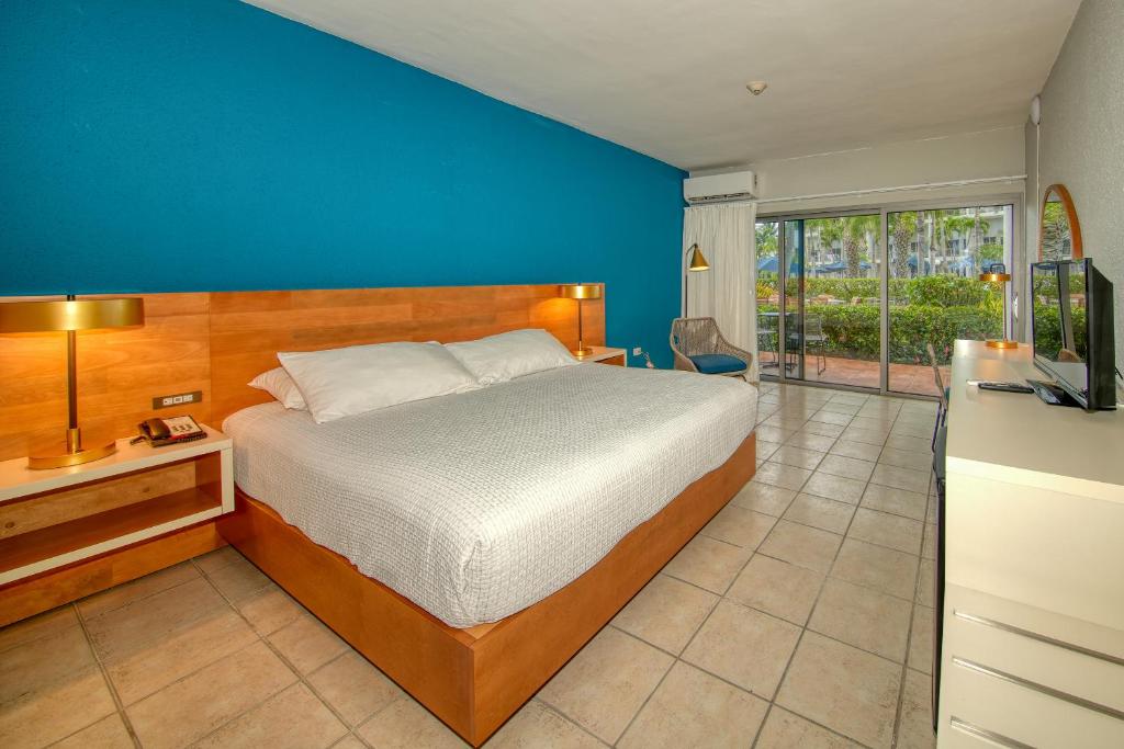 Postel nebo postele na pokoji v ubytování Rincon of the Seas Grand Caribbean Hotel