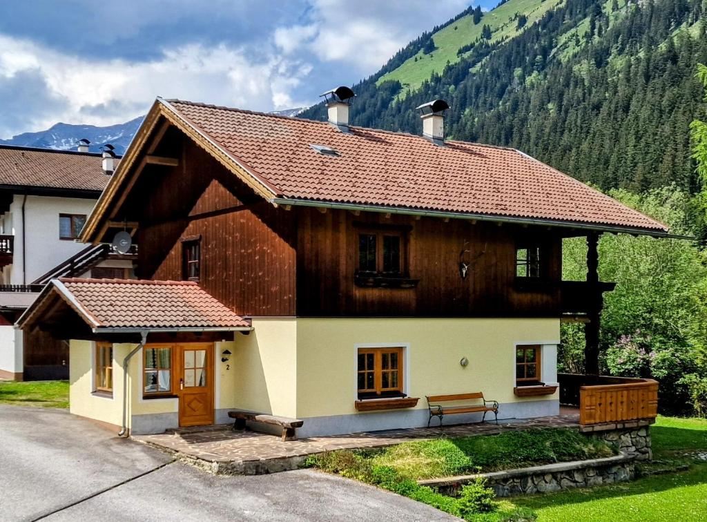 レルモースにあるFerienhaus Alpenschlösslの山中の家