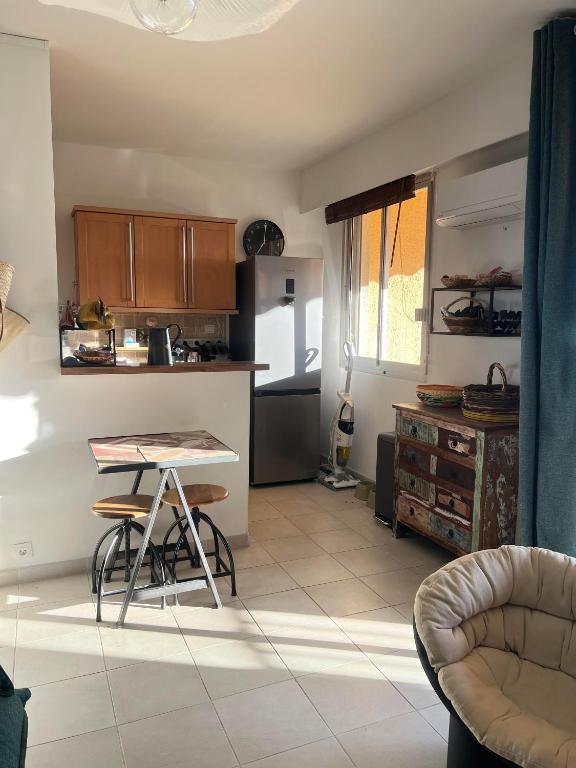 kuchnia ze stołem i krzesłami w pokoju w obiekcie Super appartement vue Sanguinaires w Ajaccio