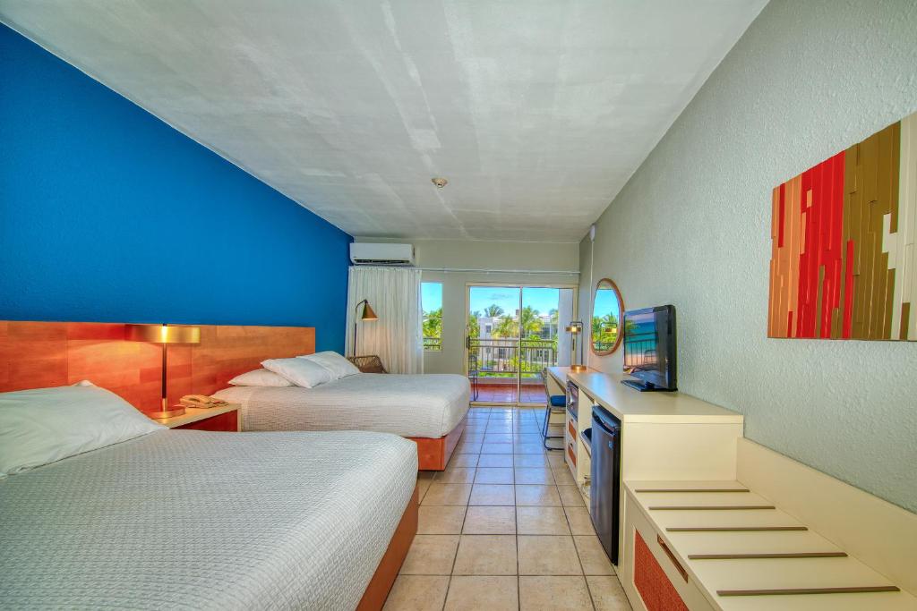 Postel nebo postele na pokoji v ubytování Rincon of the Seas Grand Caribbean Hotel
