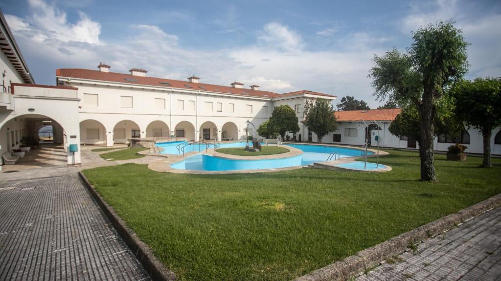 Bazén v ubytovaní Estudio con piscina en A Guarda- Pontevedra alebo v jeho blízkosti