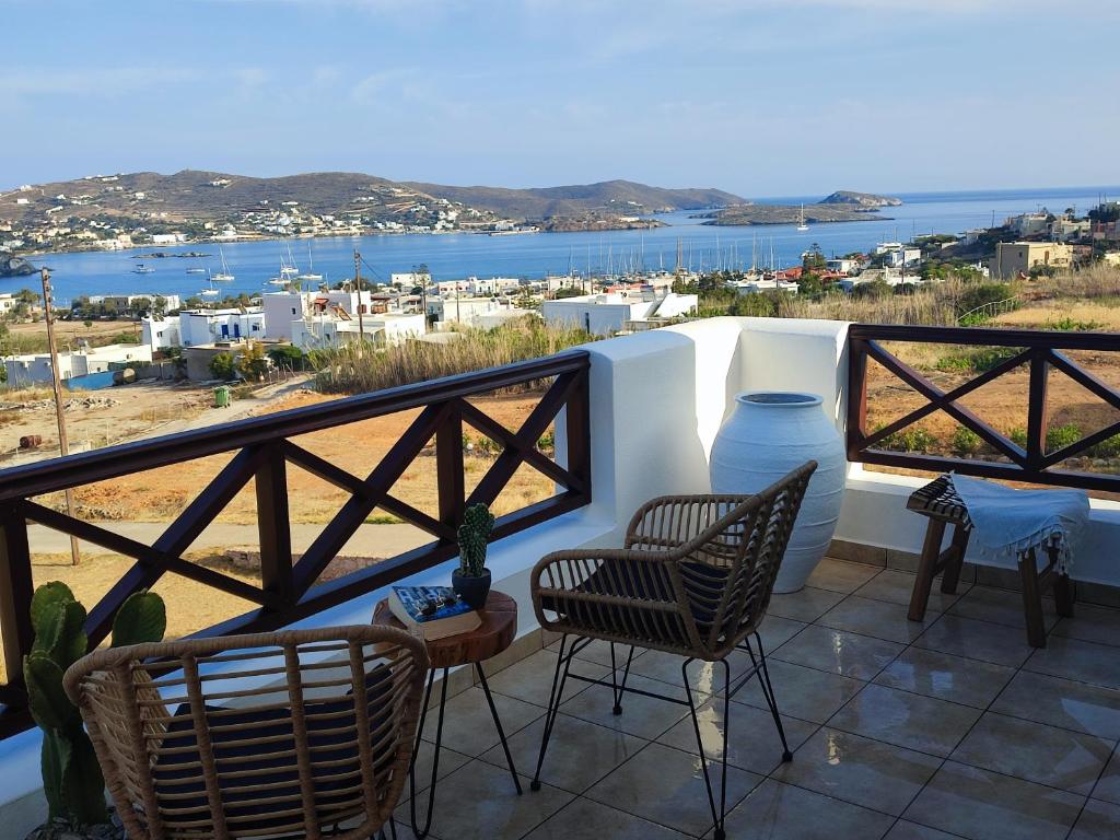 Un balcón con sillas y vistas al océano. en Plakourakia, en Finikas