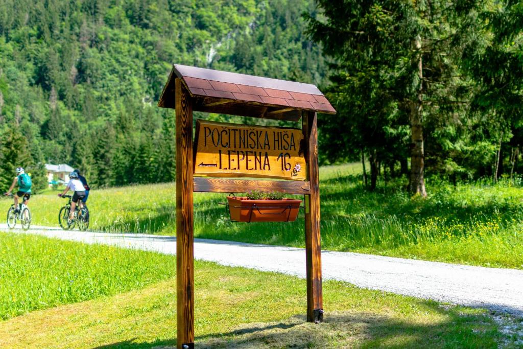 un panneau sur le côté d'une route dans l'établissement Holiday house Lepena, à Vallée de la Soča