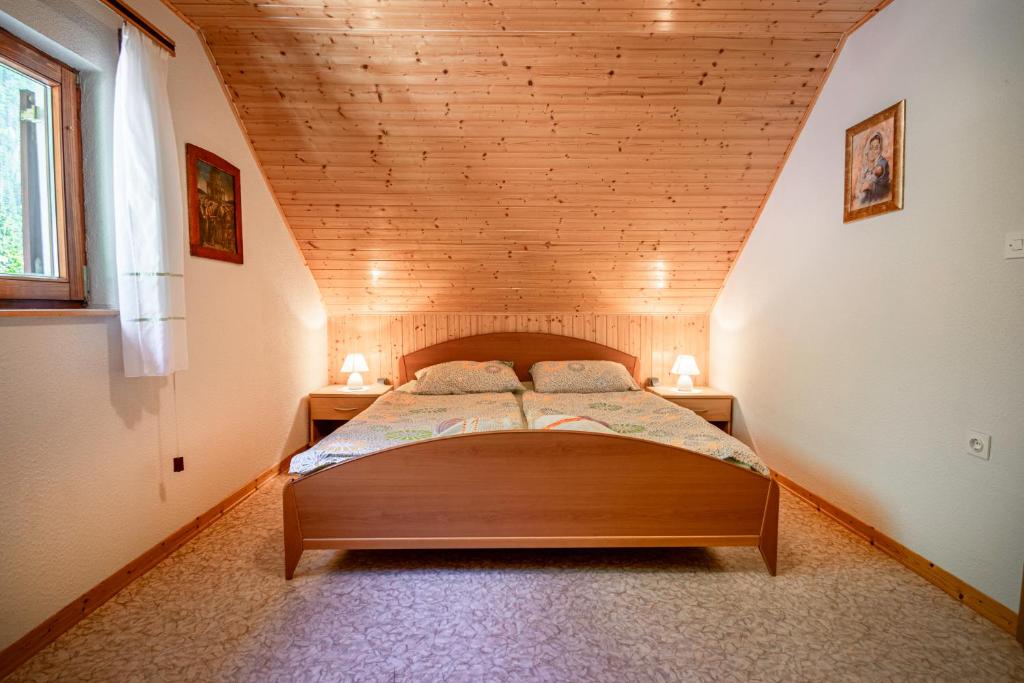 索卡的住宿－Holiday house Lepena，一间卧室,配有带2个床头柜的床