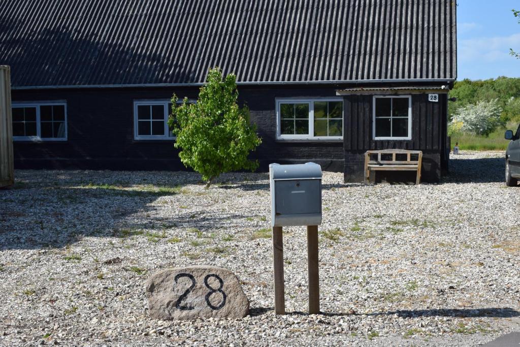 Uglev B&B في Thyholm: صندوق بريد أمام منزل