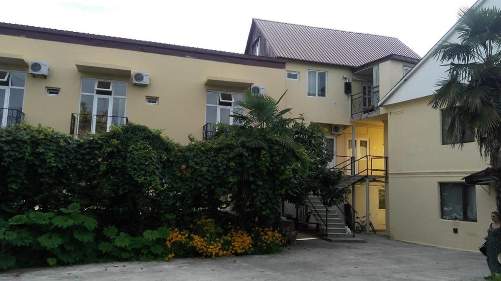 a building with a palm tree in front of it at Отел Нана in K'obulet'i