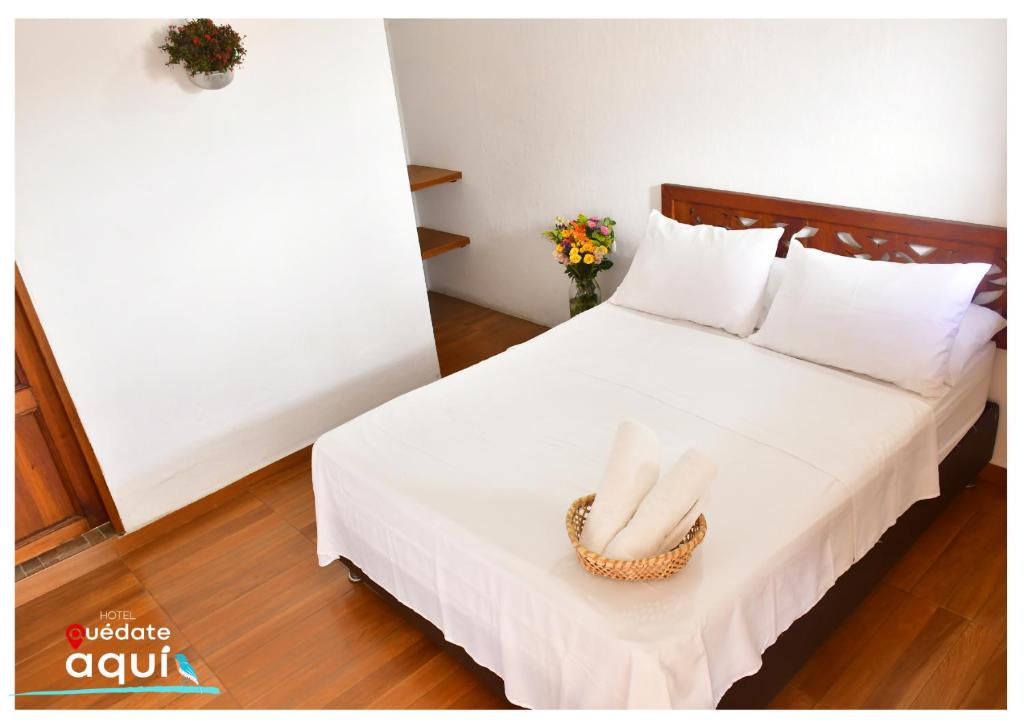 Postel nebo postele na pokoji v ubytování Hotel Quedate Aqui Barichara - El Original