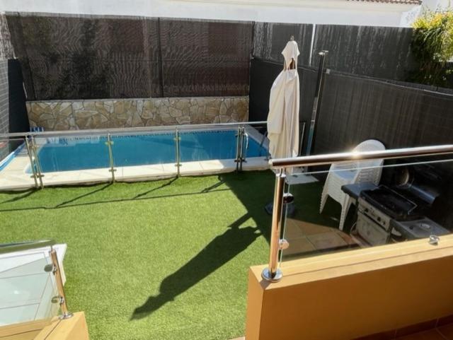 Bazén v ubytování Adosado con piscina y vistas al mar. nebo v jeho okolí