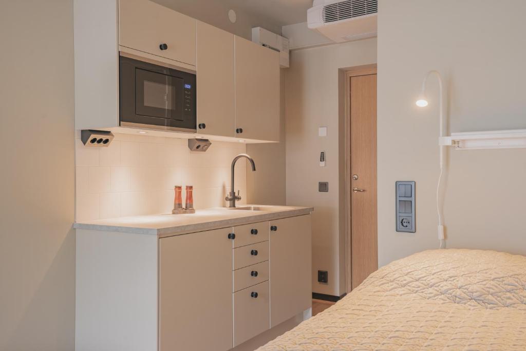 Kuchyň nebo kuchyňský kout v ubytování Hotell Hanöhus Hällevik