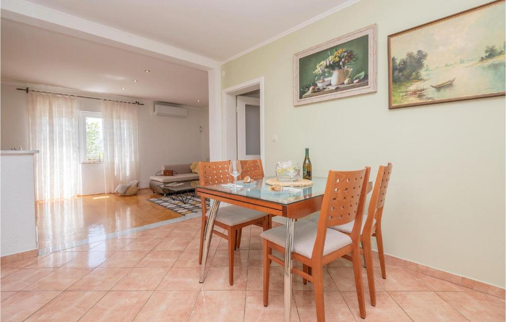 Posedenie v ubytovaní Three-Bedroom Holiday Home In Vinjani Donji