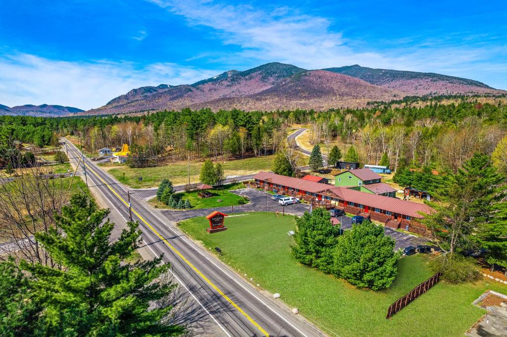 una vista aérea de un complejo con montañas en el fondo en Wolfjaw Lodge, en Wilmington