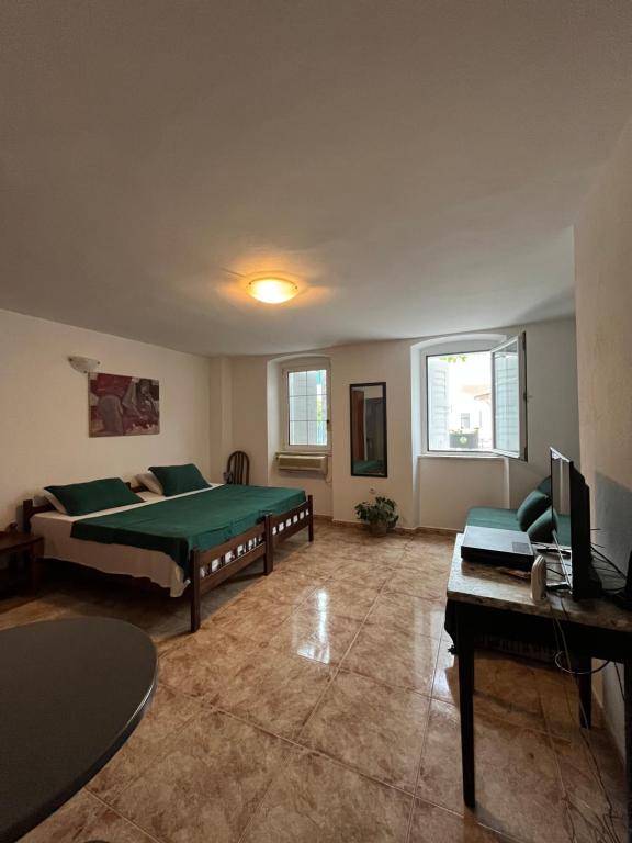 uma sala de estar com uma cama e uma mesa em Old Town Apartment em Herceg Novi