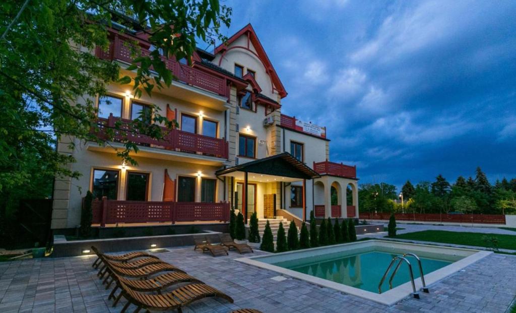 ein großes Haus mit Pool davor in der Unterkunft Diamond in Palić