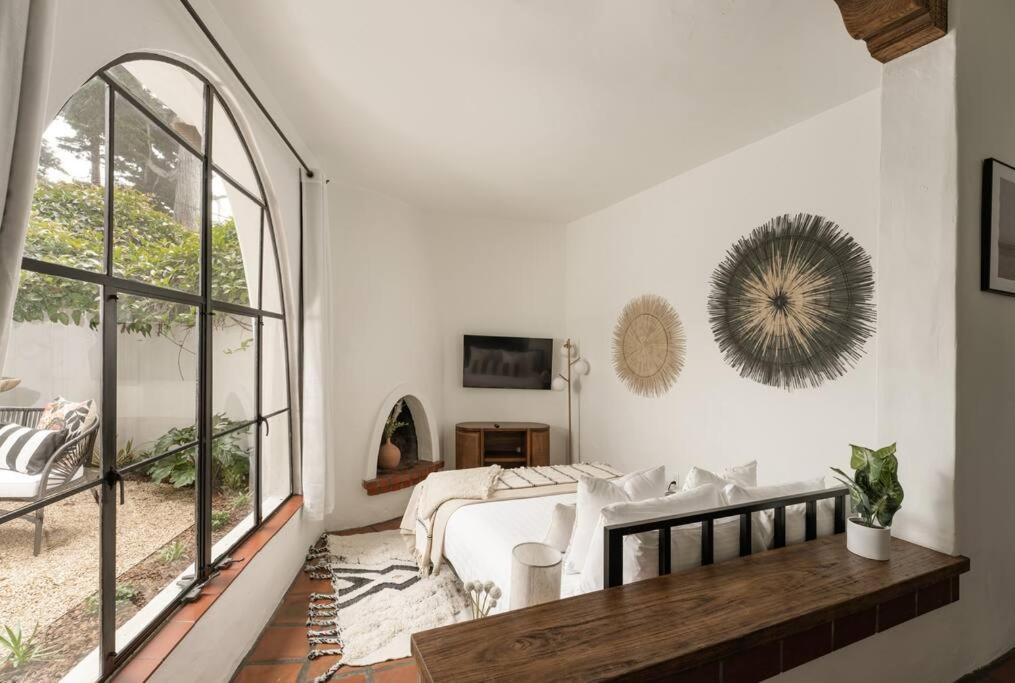 un soggiorno con letto e una grande finestra di Cozy New - Casa Blanca Suite B1 a Montecito