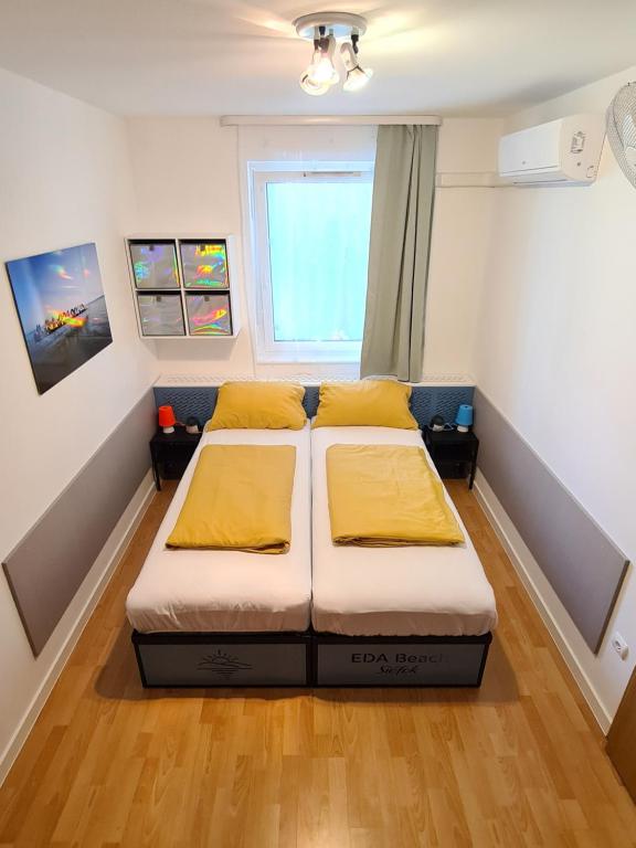 Posteľ alebo postele v izbe v ubytovaní EDA Beach Apartman