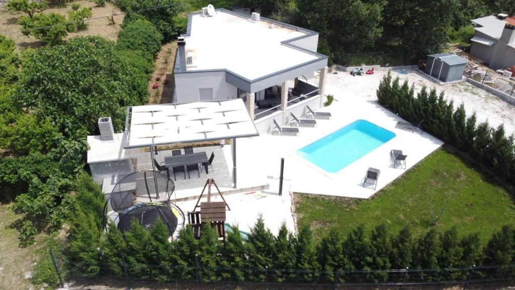 eine Luftansicht eines Hauses mit Pool in der Unterkunft Villa Naklice in Omiš