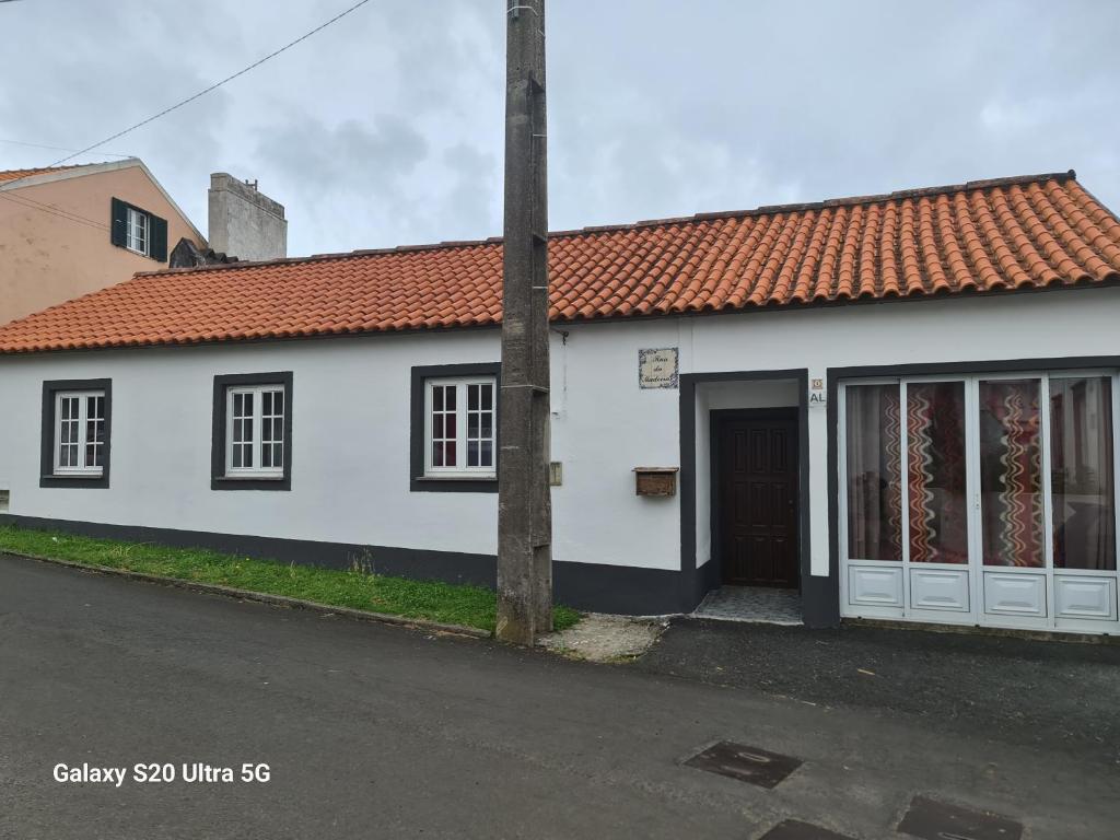a white house with a red roof at AL Luso Brasileiro in Lajes das Flores