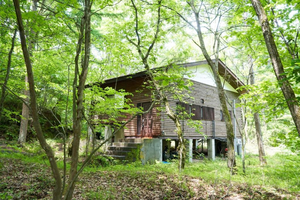 uma casa velha na floresta com árvores em Sunland S45 - Vacation STAY 45835v em Saikubo