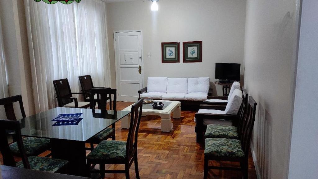 sala de estar con mesa y sofá blanco en Apartamento Aluguel, en Salvador