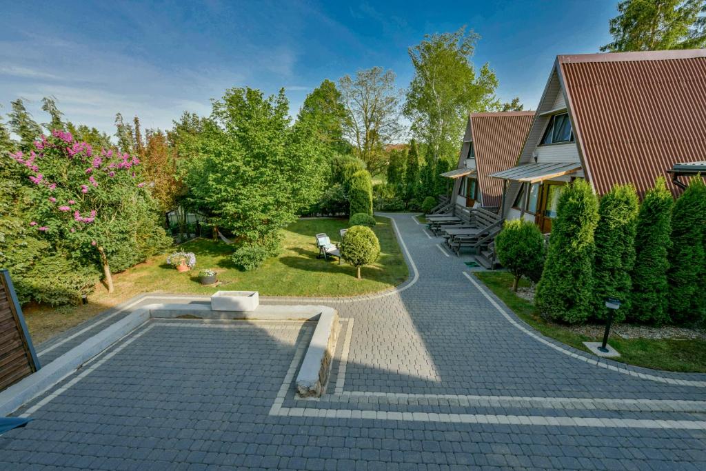 an external view of a house with a garden at Domki letniskowe Zakątek Kołobrzeg in Kołobrzeg