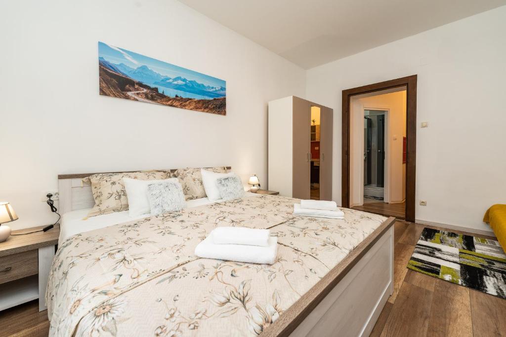 ein Schlafzimmer mit einem großen Bett in einem Zimmer in der Unterkunft Apartment Palma in Zadar