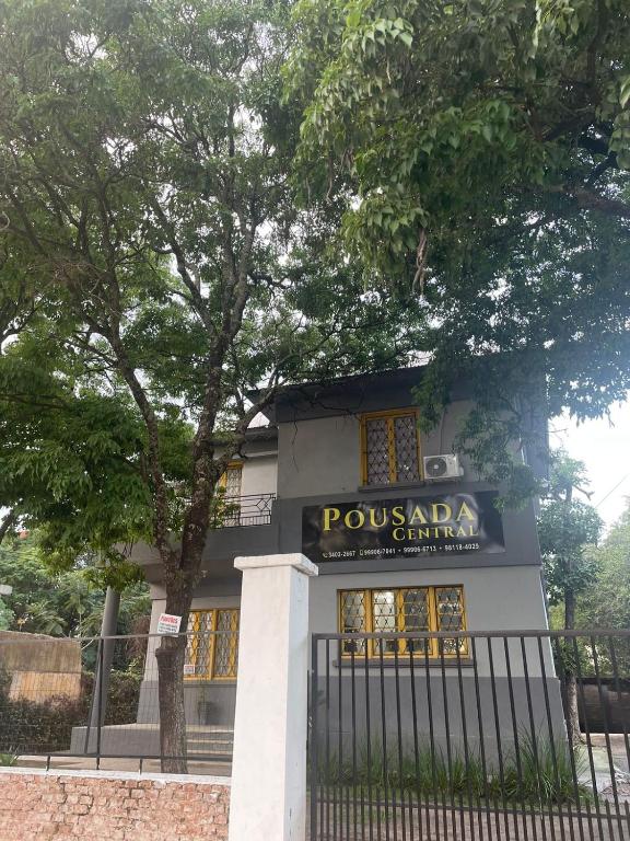 a building with a sign that reads pousadaarma clinic at Central 2 - Pousada in Uruguaiana
