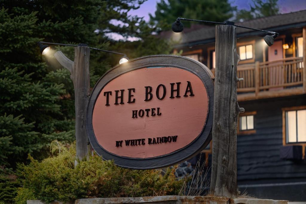 un panneau indiquant l'hôtel bolka devant un bâtiment dans l'établissement The Boha Hotel, à Lake Placid