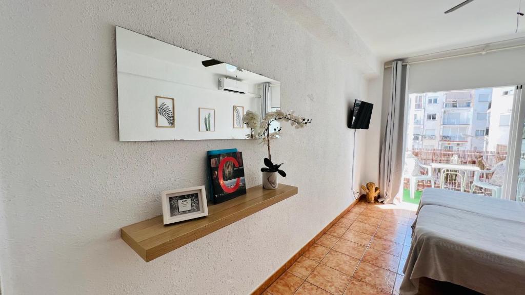 TV a/nebo společenská místnost v ubytování Estudio Brisa en el centro de Nerja - South Costa