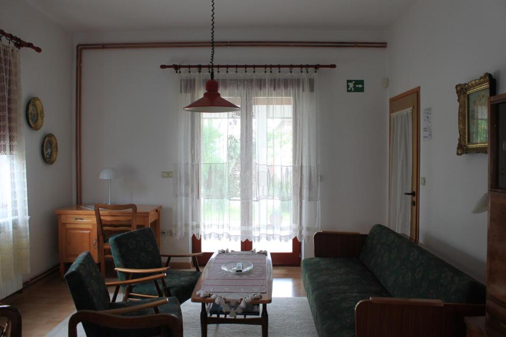 Posezení v ubytování Boulevard Garden House - Free and save parking in the locked yard
