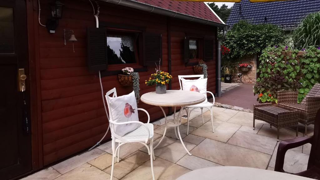 un patio con mesa y sillas en Ferienhaus mit mediterraner Terrasse, en Müllrose