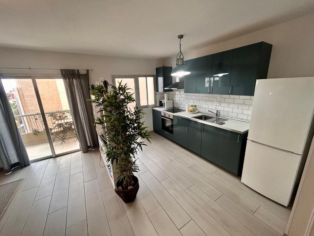 A kitchen or kitchenette at Alquilaencanarias- Medano Beach Tarajal