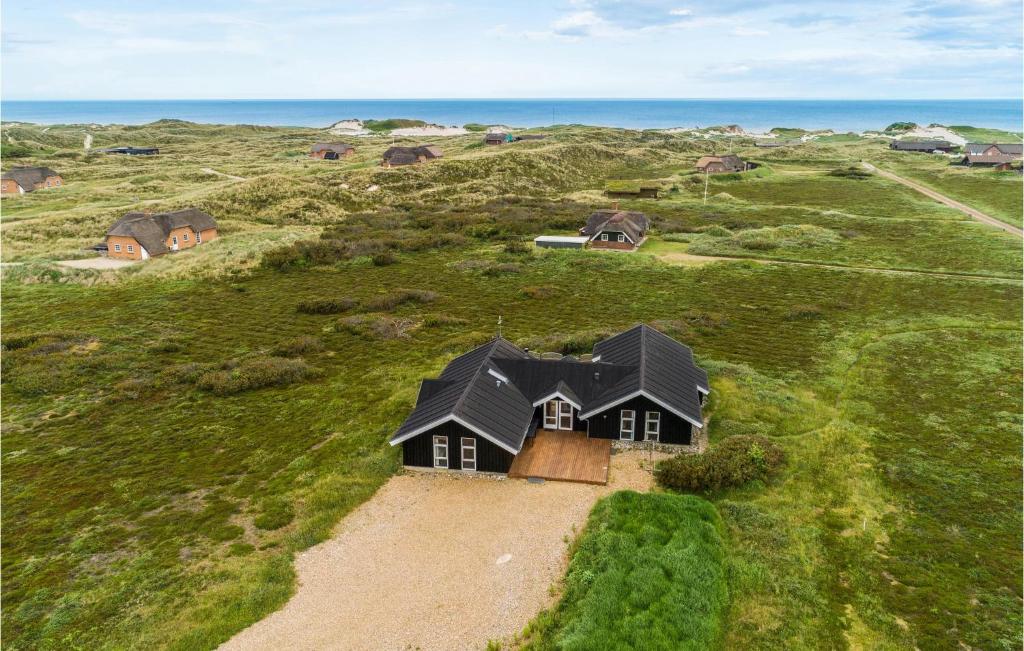 une vue aérienne sur une maison dans un champ dans l'établissement Gorgeous Home In Ringkbing With Kitchen, à Søndervig