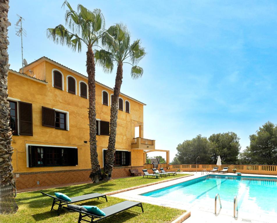 Bazén v ubytovaní Villa Golf Sitges alebo v jeho blízkosti
