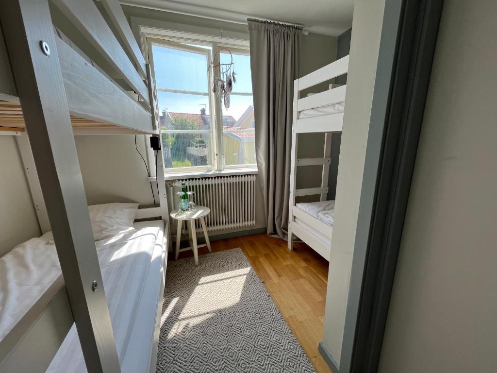 Postel nebo postele na pokoji v ubytování Mollösunds Wärdshus