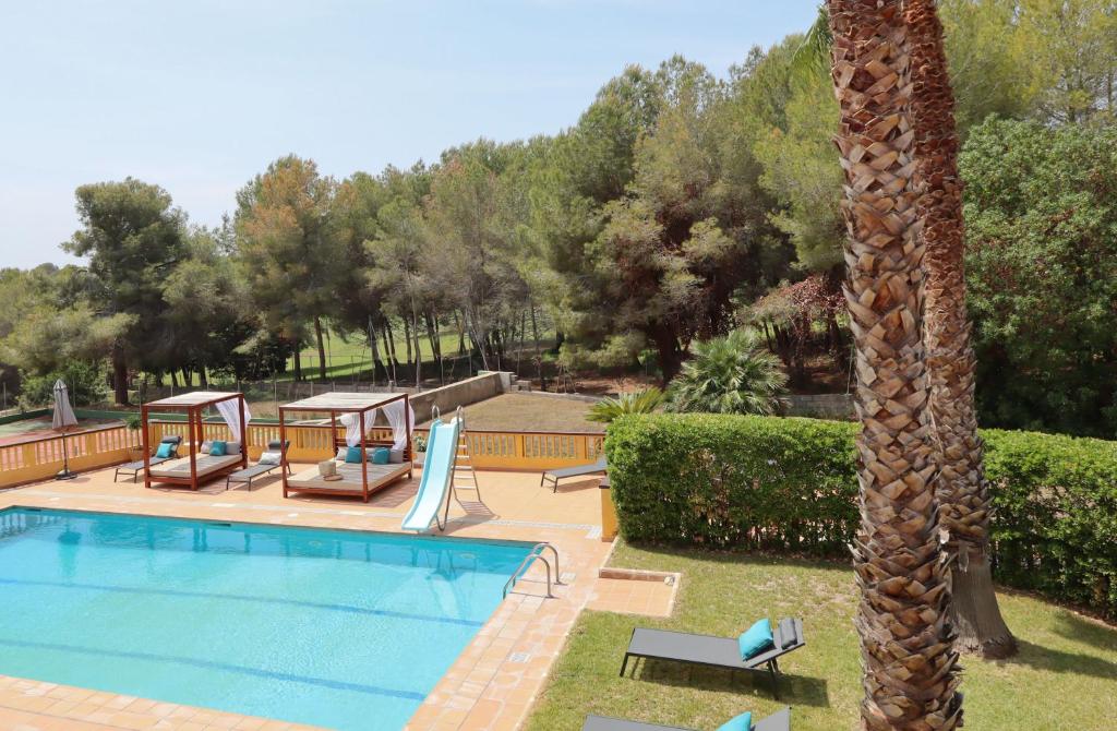 Bazén v ubytovaní Villa Golf Sitges alebo v jeho blízkosti