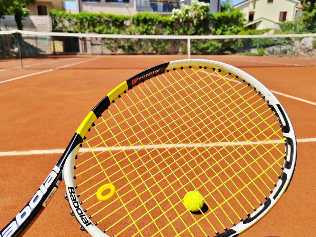 Tenis alebo squash v ubytovaní dalTURRI - Casa vacanze al mare - Relax e PRIVATE WELLNESS con sauna alebo jeho okolí