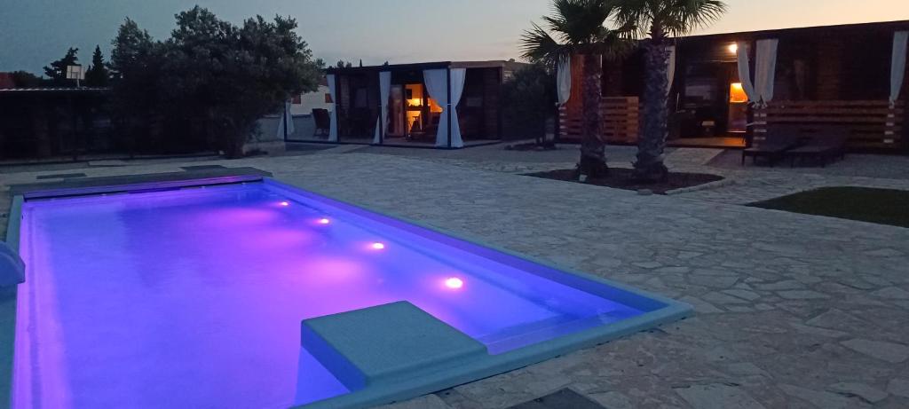 Bazén v ubytování SAK Mobile Home Pirovac nebo v jeho okolí