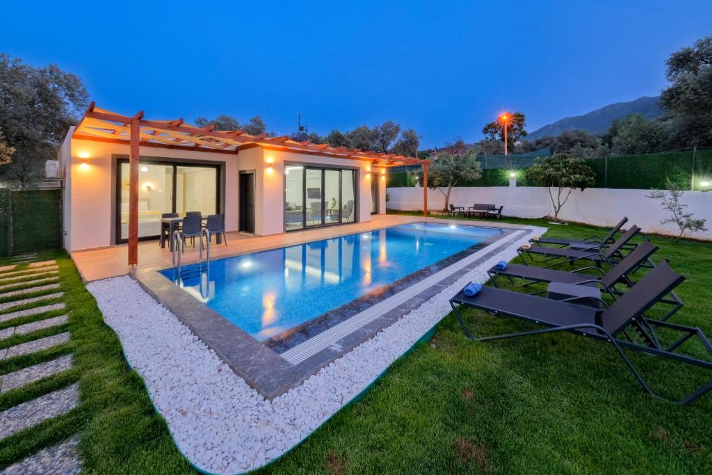 una piscina en el patio trasero de una casa en VİLLA PİATRA, en Fethiye