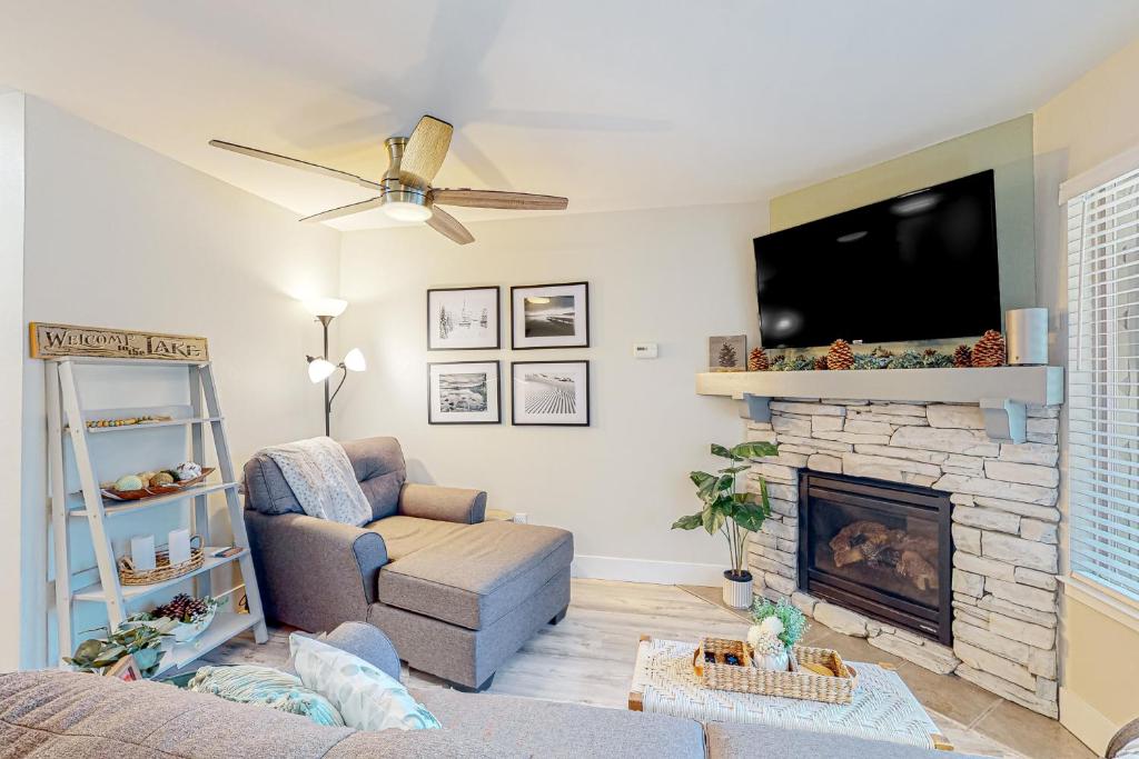 uma sala de estar com um sofá e uma lareira em Tranquil Haven Retreat - DSTR1068 em Stateline