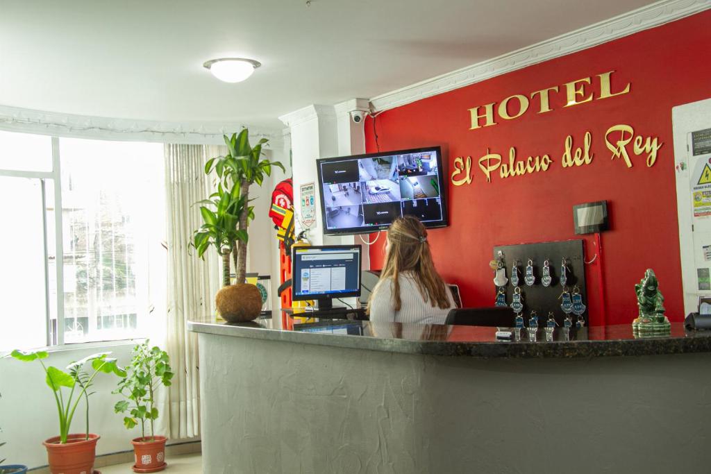 een vrouw in een bar in een hotel bij Hotel El Palacio Del Rey in Duitama