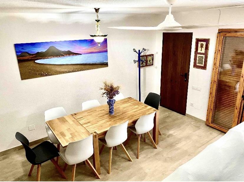 a dining room with a wooden table and chairs at Casa Merche in San José