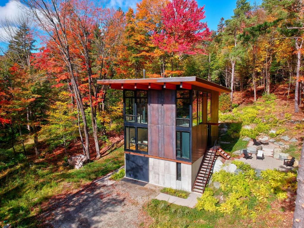 uma pequena casa no meio da floresta em Sterling Treehouse em Stowe