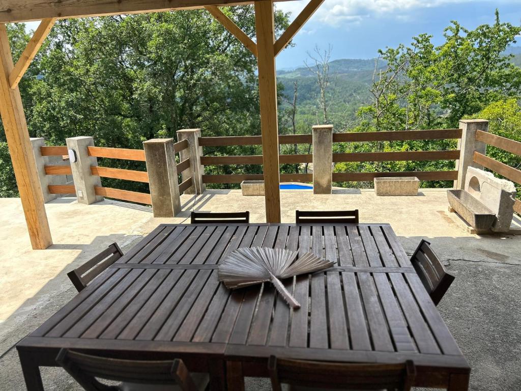 une table en bois avec une coquille au-dessus dans l'établissement Maison au calme, à Gagnières