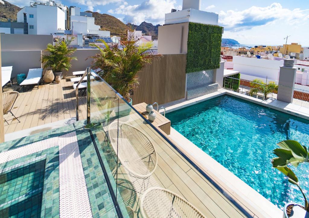 uma varanda com uma piscina no topo de um edifício em Hotel Taburiente S.C.Tenerife em Santa Cruz de Tenerife