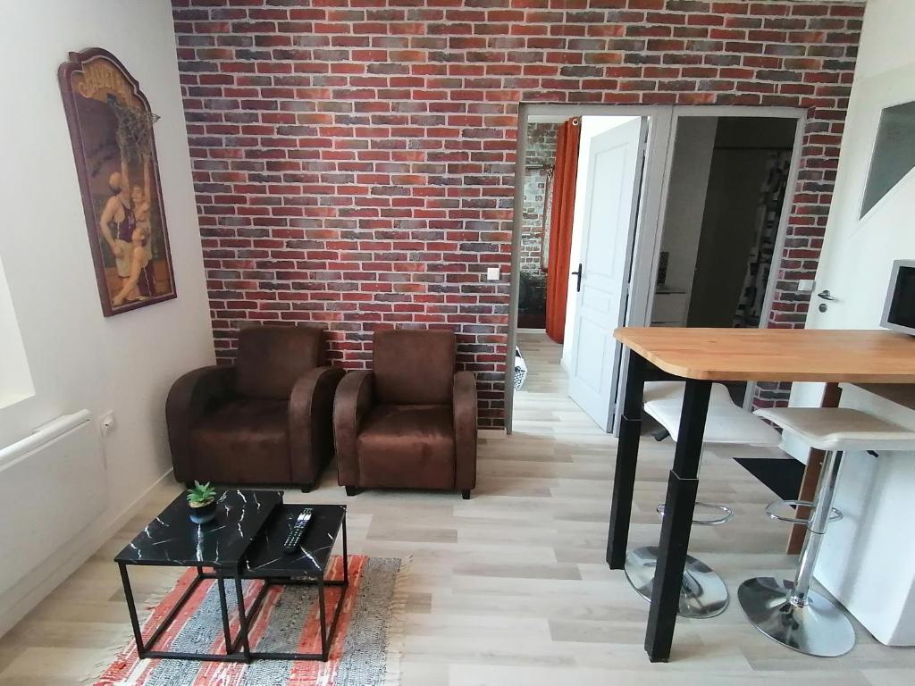 TonneinsにあるJoli 2 pièces Club Houseの椅子2脚とテーブルのあるリビングルーム