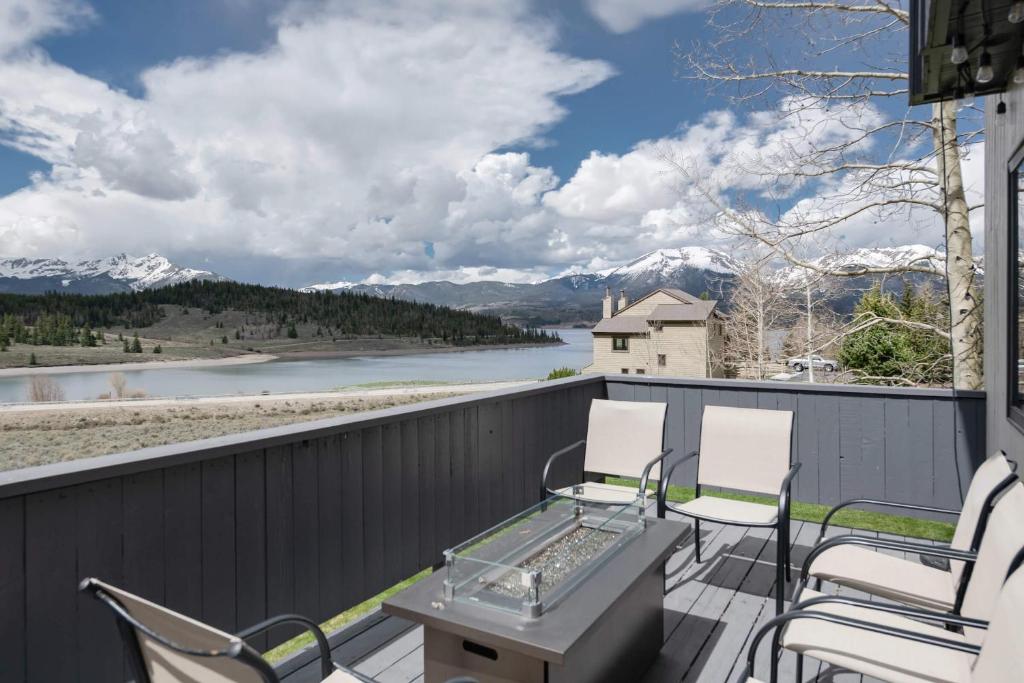 Lake Dillon Retreat Townhome Panoramic Lake Mountain Views, Dillon