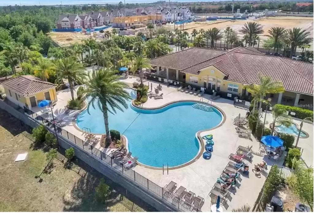 Ein Blick auf den Pool von der Unterkunft Disney's Elegant Magical Getaway oder aus der Nähe